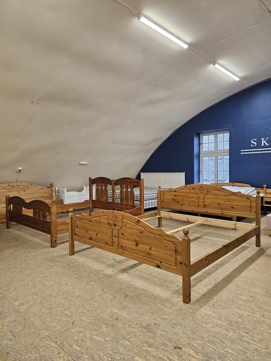 Priedes koka gultas rāmis