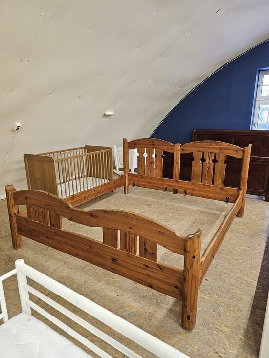 Priedes koka gultas rāmis