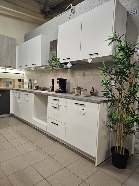 Balta virtuve ar akmens imitācijas virsmu