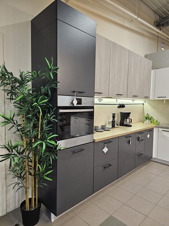 Pelēka virtuves iekārta ar koka imitācijas virsmu