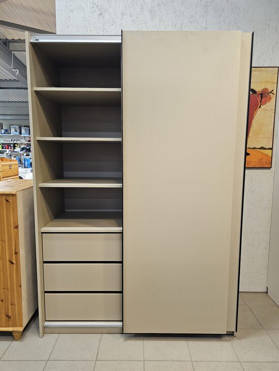 Skapis ar bīdāmām durvīm