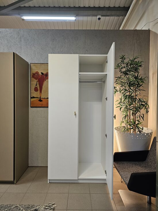 Skapis ar plauktiem un karināmo daļu