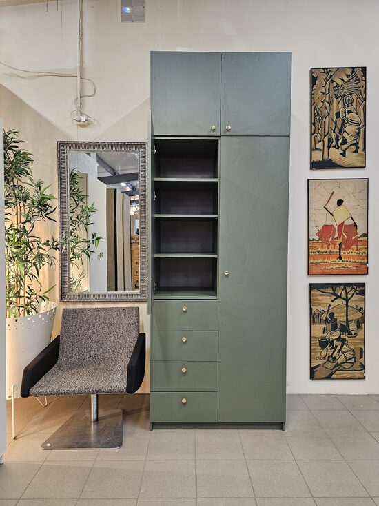 Divdurvju skapis ar atvilktnēm