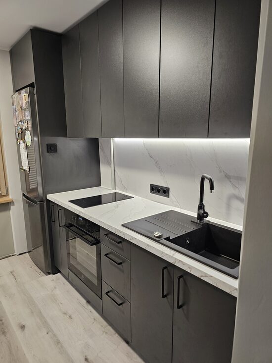 Pelēka virtuves iekārta ar akmens imitācijas virsmu