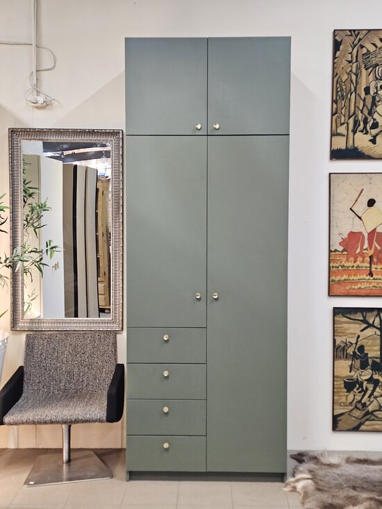 Divdurvju skapis ar atvilktnēm