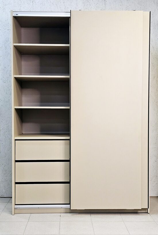 Skapis ar bīdāmām durvīm