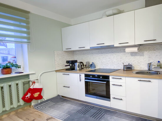 Balta virtuves iekārta ar koka imitācijas virsmu