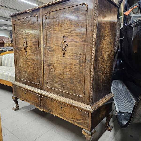 Bufetes, Vitrīnas, Skapji, Augstie plaukti